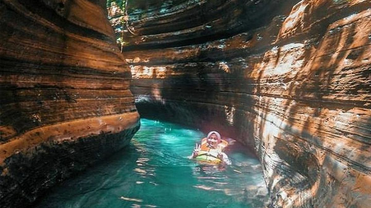 Berpetualang Menelusuri Sungai Di Wisata Curug Putri Carita Yang Jadi