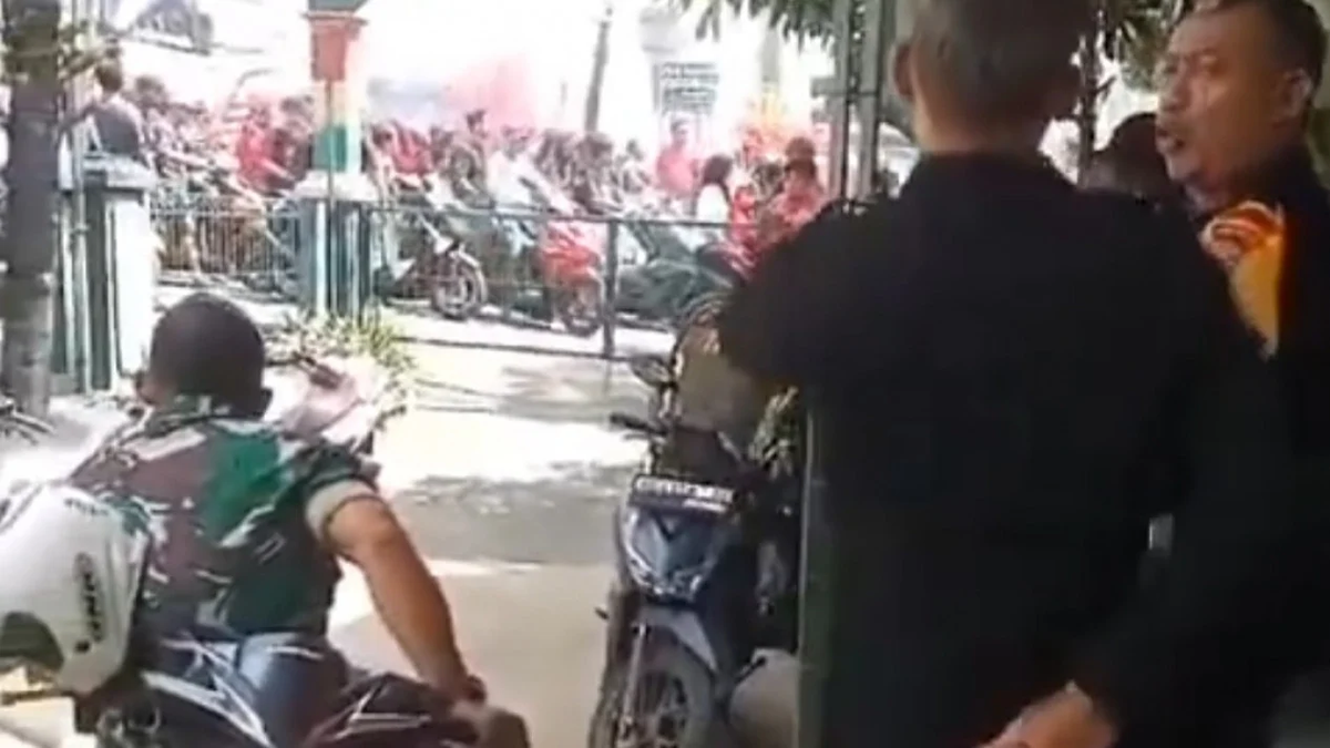 Konvoi Pengendara Geber Motor Di Depan Markas TNI Anggota Hanya Bisa