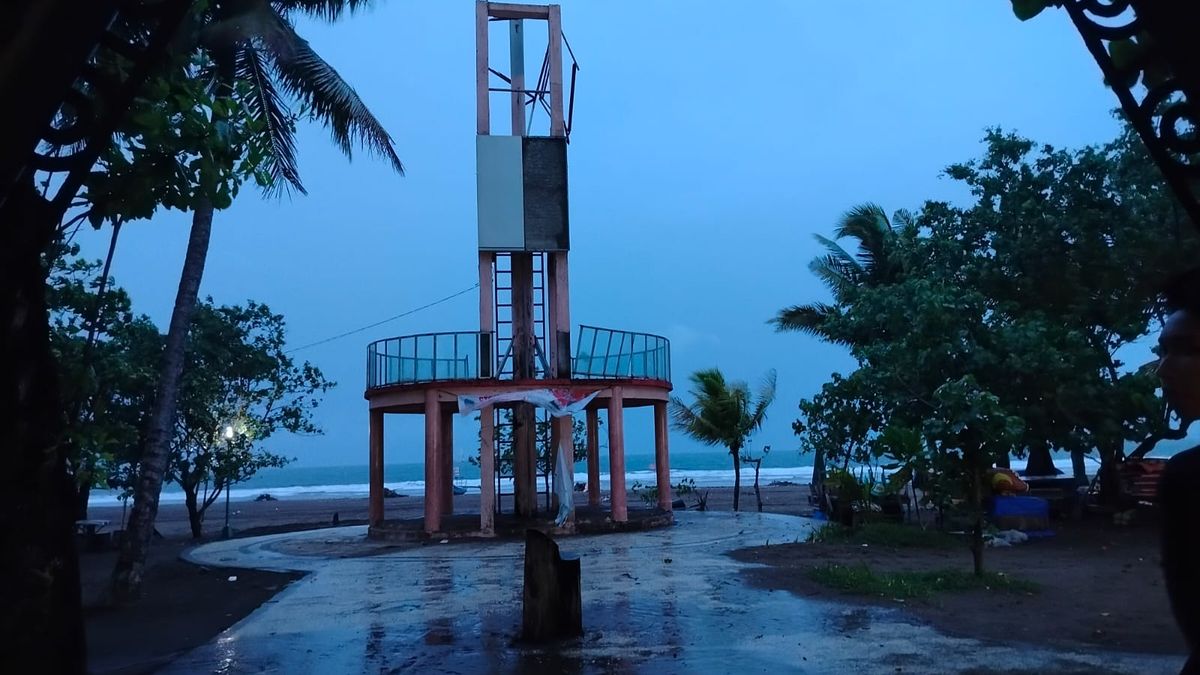 Cuaca Saat Ini Di Pantai Pangandaran Hujan Dan Angin Seorang Jasa