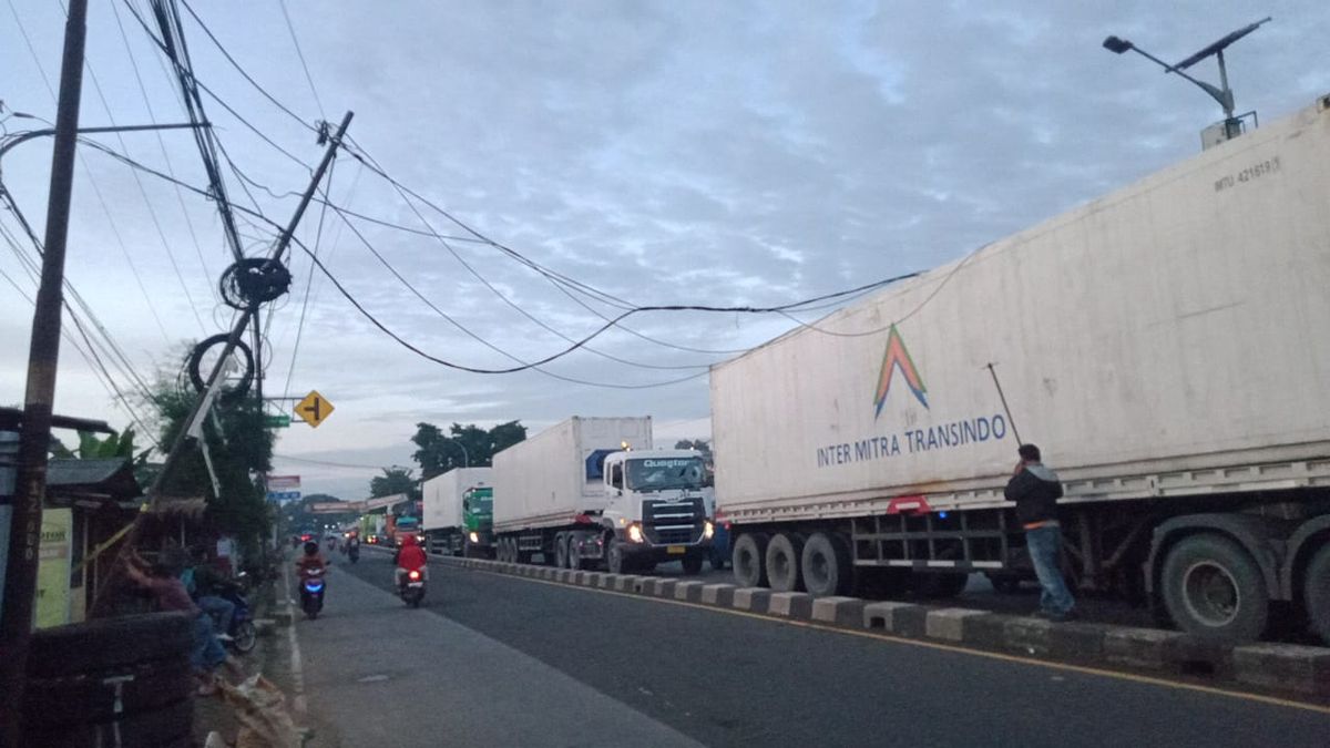 Kabel Listrik Yang Melintang Di Jalan Raya Parung Bogor Tersangkut Truk