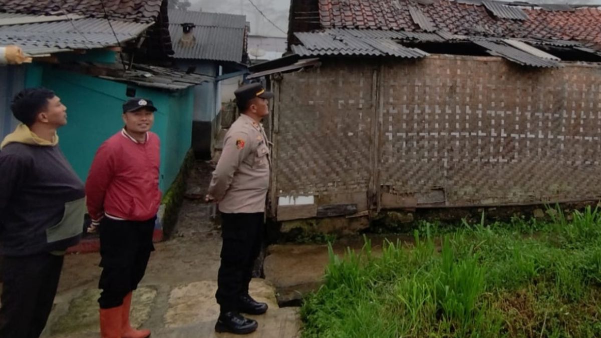 Angin Puting Beliung Terjang Tarumajaya Kertasari Bandung Atap Puluhan