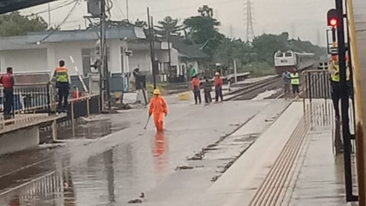 Perjalanan Kereta Terganggu Karena Ada Genangan Di Stasiun Cimekar