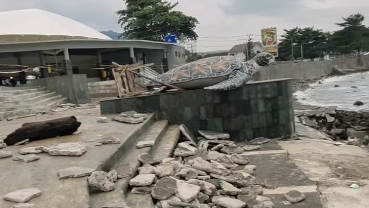 Alun Alun Gadobangkong Palabuhanratu Porak Poranda Gelombang Tinggi