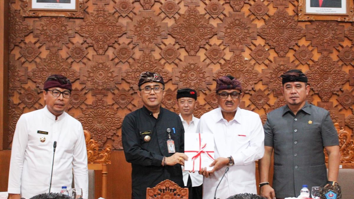 Walikota Jaya Negara Sampaikan Lkpj Ta Di Sidang Paripurna Dprd