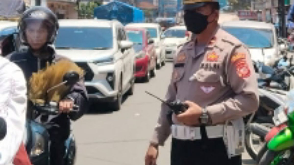 Panit 1 Lantas Polsek Banjaran Polresta Bandung Melakukan Pengaturan