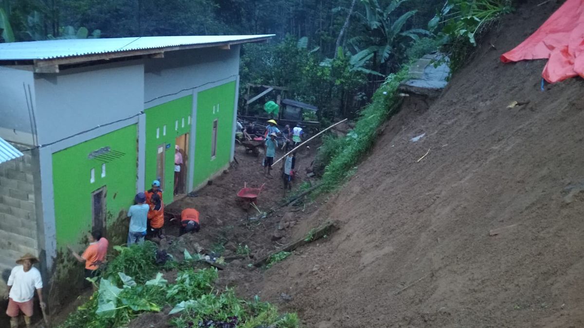 Tanah Longsor Di Dusun Bandingan Mojotengah Kerugian Capai Rp500 Juta