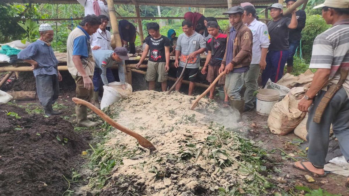 Petani Garut Diajari Membuat Pupuk Organik Komoditas Tembakau Tidak