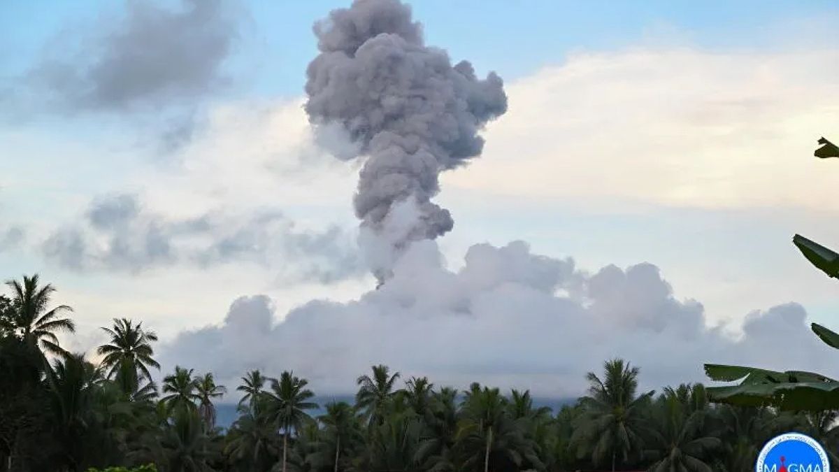 Kali Erupsi Gunung Ibu Di Pulau Halmahera Maluku Utara Kolom Abu