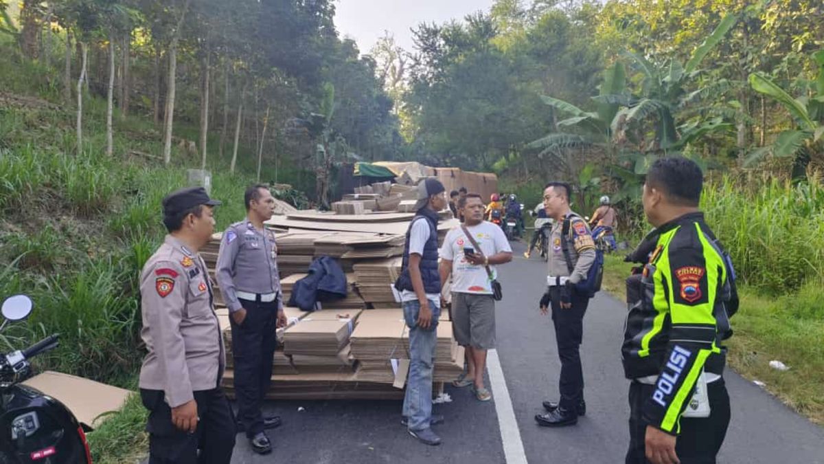 Truk Pengangkut Kardus Makanan Ringan Terguling Di Jatipohon Grobogan