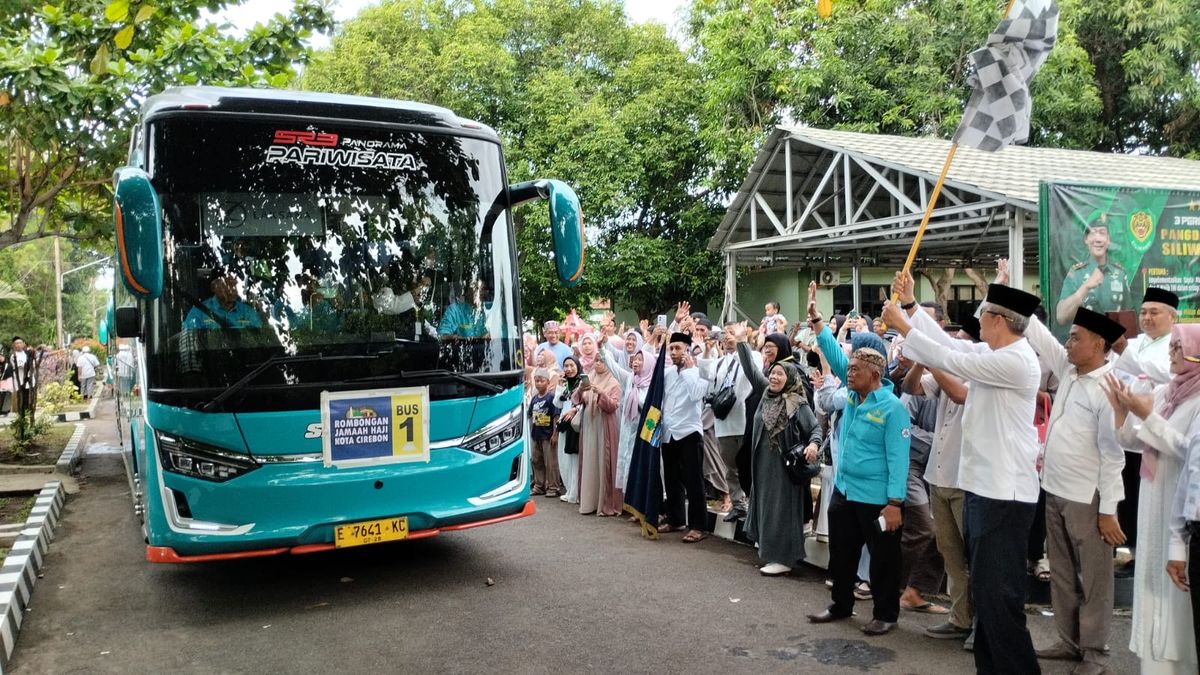 Suasana Haru Menyelimuti Keberangkatan Jamaah Haji Kota Cirebon Di