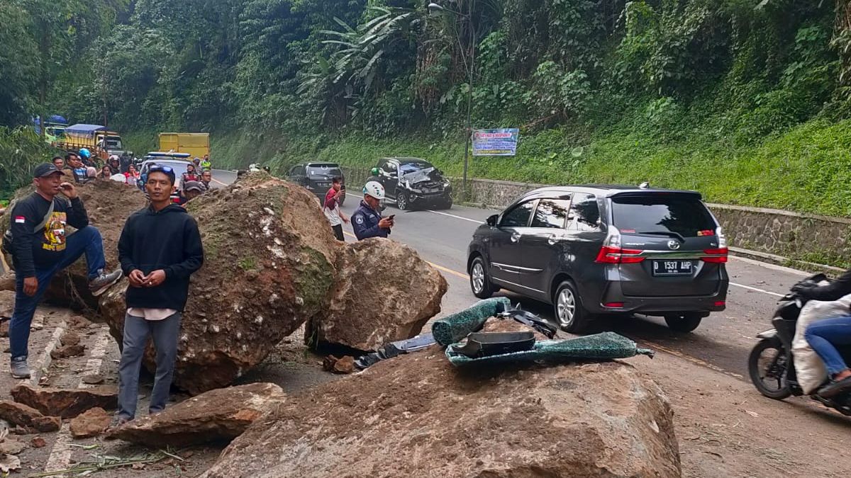 Jalan Cadas Pangeran Di Sumedang Diperbaiki Dan Dibenahi Hingga