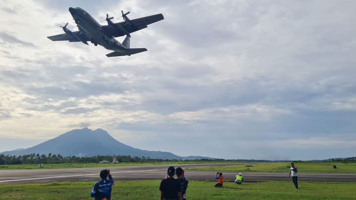 Pesawat Hercules Tni Au Mendarat Mulus Inspirasi Lomba Foto Dan Karya