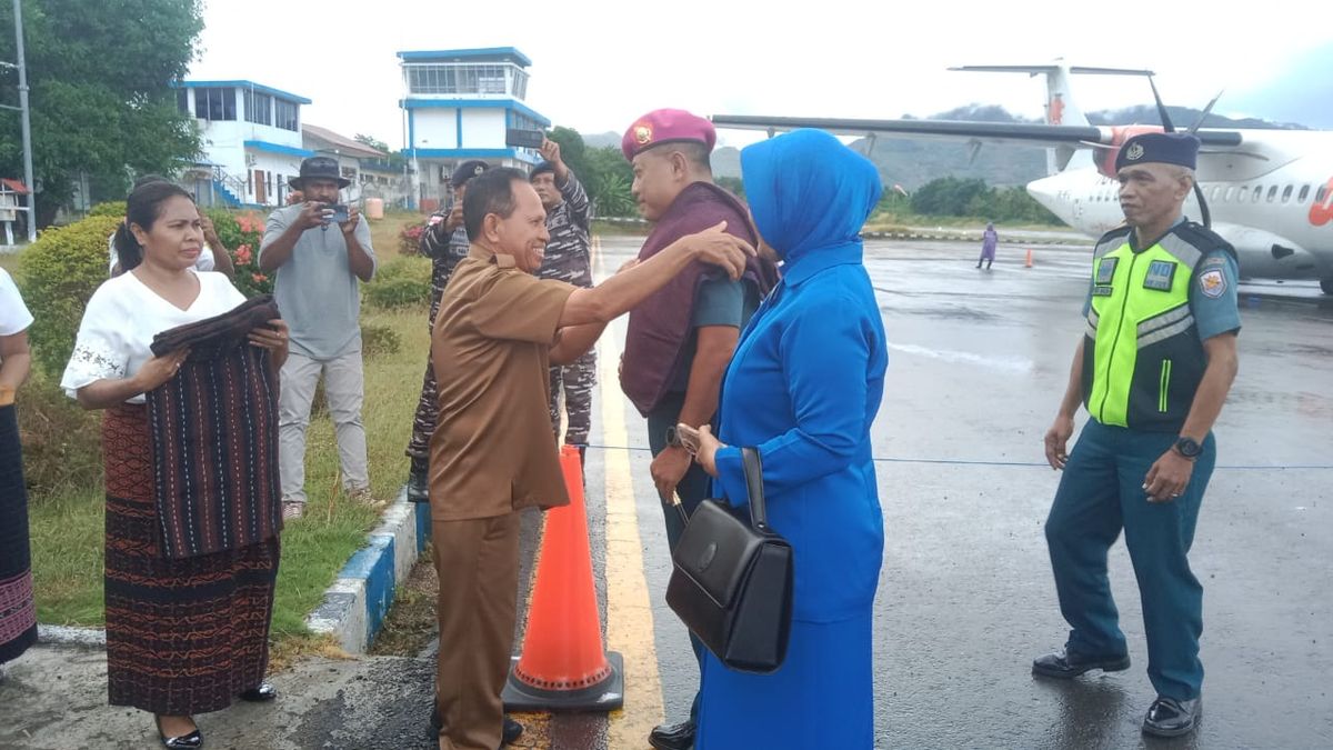 Komandan Lanal Maumere Transit Di Larantuka Disambut Dengan Tarian Adat