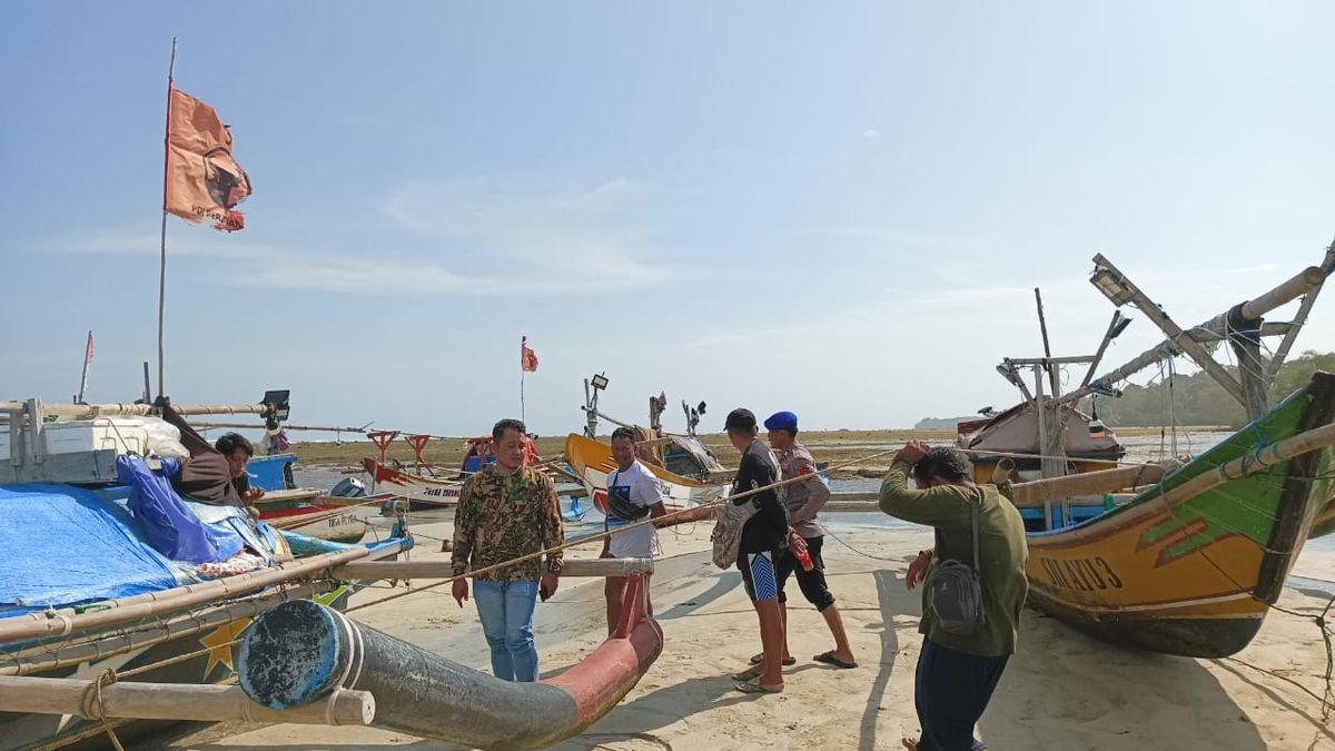 Niat Menolong Perahu Terbalik Dihantam Ombak Di Perairan Pelabuhan