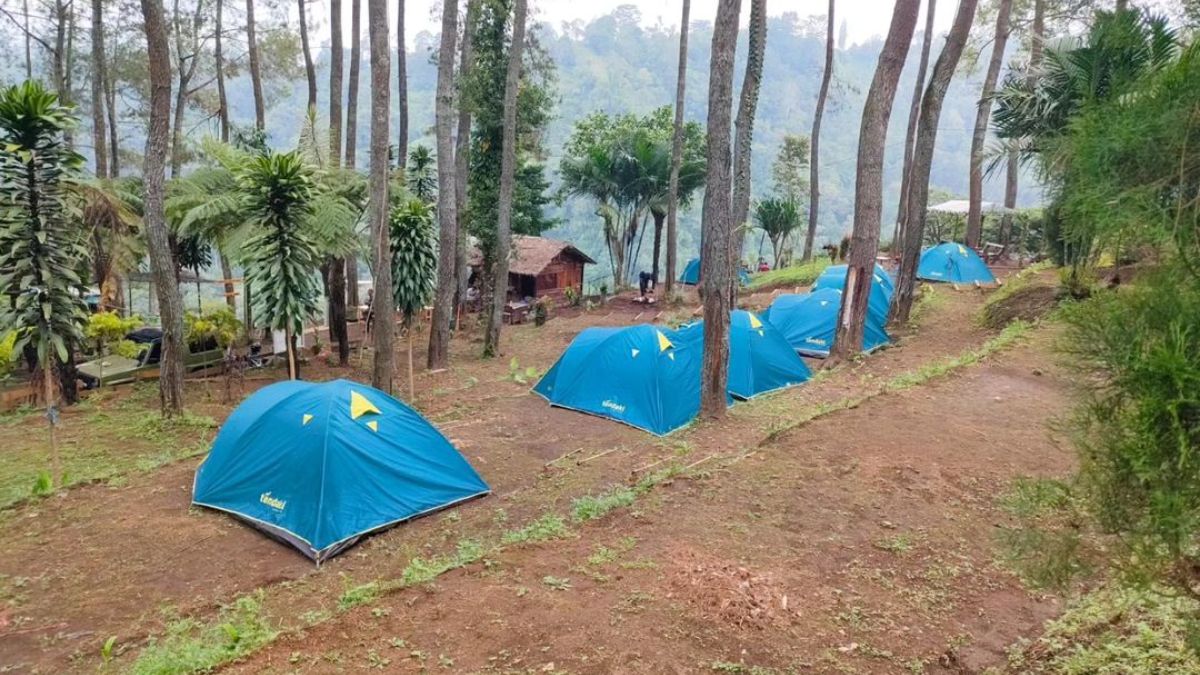 Mau Kemah Di Tepi Danau Dengan Keindahan Kaki Gunung Gede Pangrango