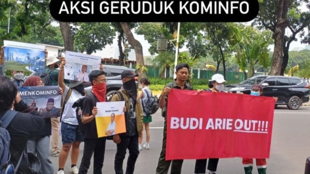 Aliansi Rakyat Demo Desak Budi Arie Mundur Di Depan Gedung Kominfo