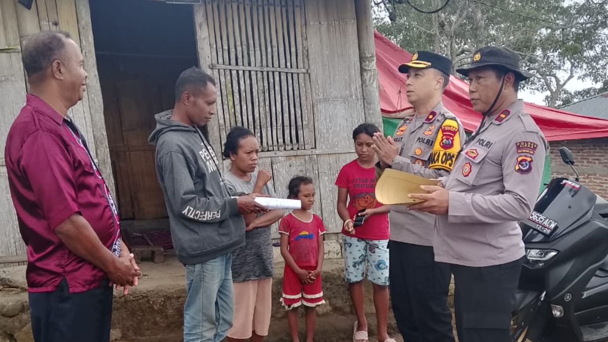 Bulan Berlalu Polres Sikka Serahkan Bantuan Uang Perbaikan Rumah