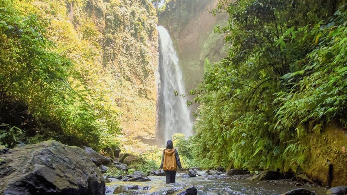 Mengagumkan Pesona Air Terjun Kabut Pelangi Lumajang Hidden Gem Di