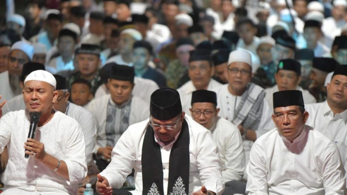 Pj Gubernur Dan Ratusan Masyarakat Aceh Larut Dalam Doa Dan Zikir Malam