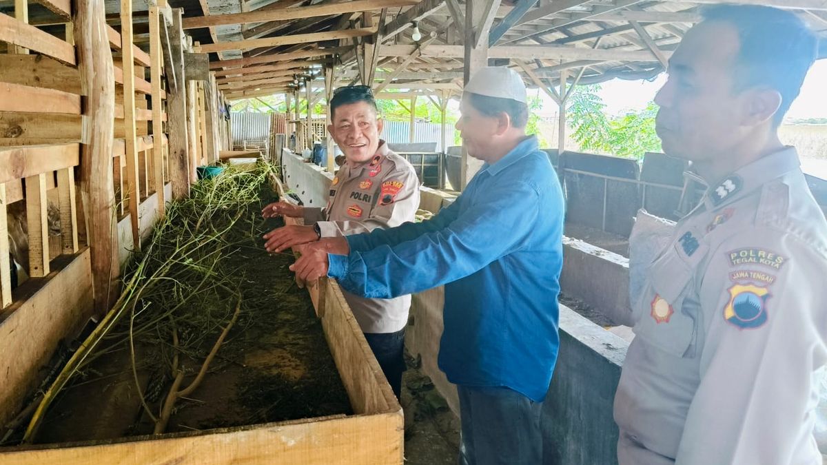 Polisi Di Tegal Blusukan Beri Edukasi Peternak Untuk Cegah Penyebaran