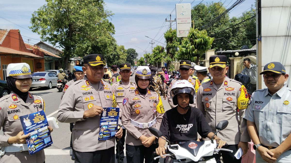 Satlantas Polres Tegal Bagikan Helm Gratis Dan Bingkisan Dalam Aksi