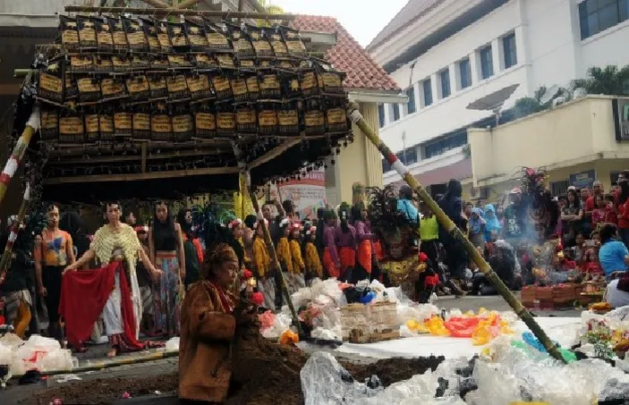 Warga Solo Sambut Fenomena Gerhana Matahari Dengan Ritual Kalahayu