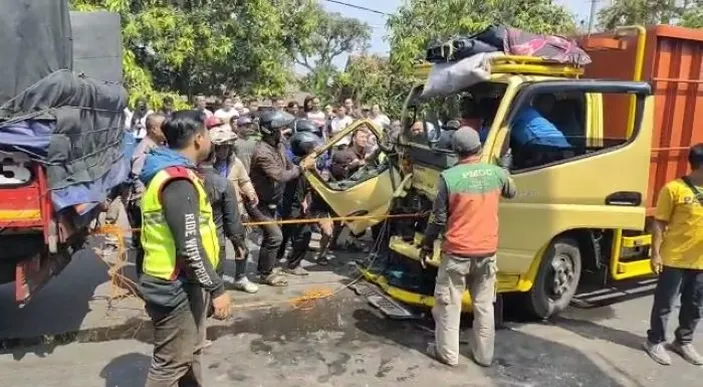 Tabrakan Truk Engkel Dan Truk Tangki Pertamina Sopir Luka Parah Akibat