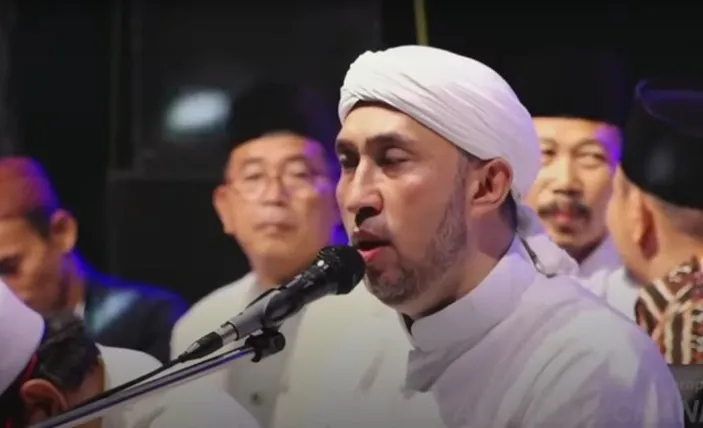 Lirik Sholawat Hadzal Quran Yuwahhiduna Lengkap Dengan Teks Arab Latin