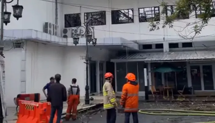 Yana Mulyana Pantau Langsung Tempat Kebakaran Gedung Bappelitbang Kota