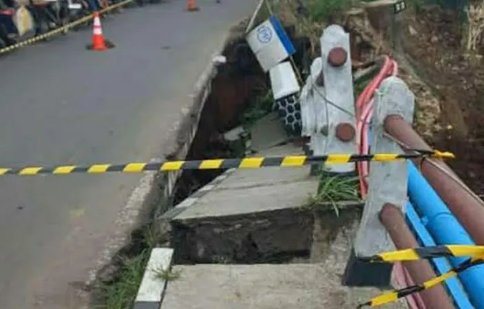 Sungai Cijalu Meluap Jembatan Gantung Rawayan Di Tasikmalaya Ambruk