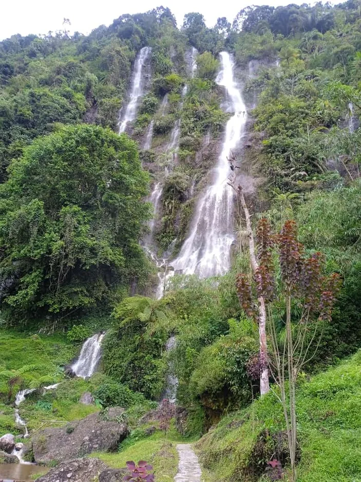 Amazing Tempat Wisata Terdekat Bandung Berupa Air Terjun Tinggi Curug