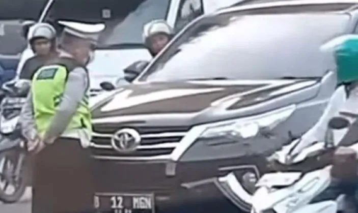 Viral Video Pengemudi Fortuner Disetop Malah Ngotot Sundul Polantas