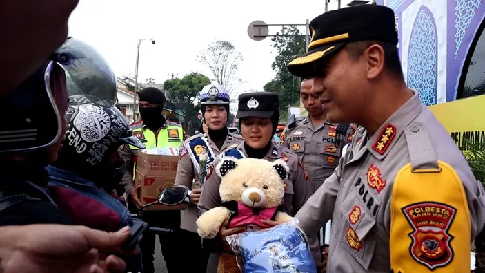 Sambut Hari Kartini Polwan Polresta Bandung Bagikan Bunga Takjil