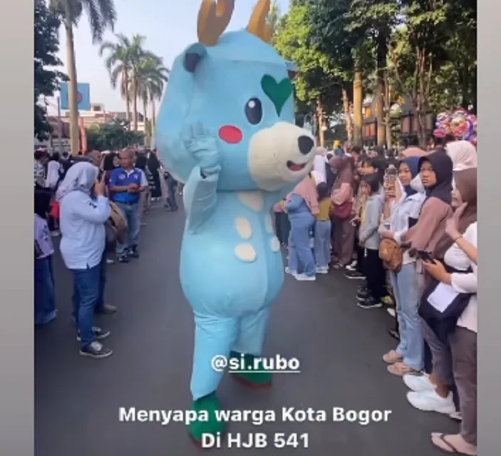 Warga Tumpah Ruah Di Jalan Sudirman Kota Bogor Saksikan Atraksi Seni