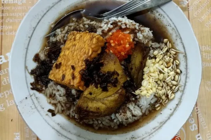 5 Tempat Makan Rawon Di Surabaya Yang Terkenal Enak Dan Gurih Pikiran