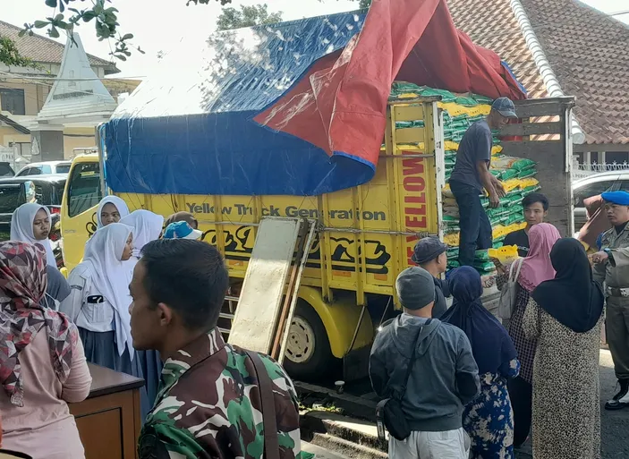 Warga Rela Antre Untuk Bisa Mendapat Beras Murah Pada Operasi Pasar Di