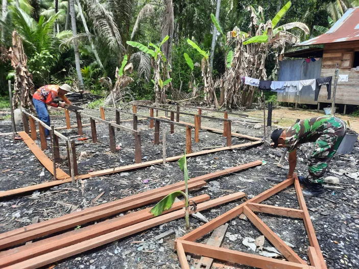 Ringankan Beban Warga Babinsa Koramil Las Bantu Bangun Rumah Warga