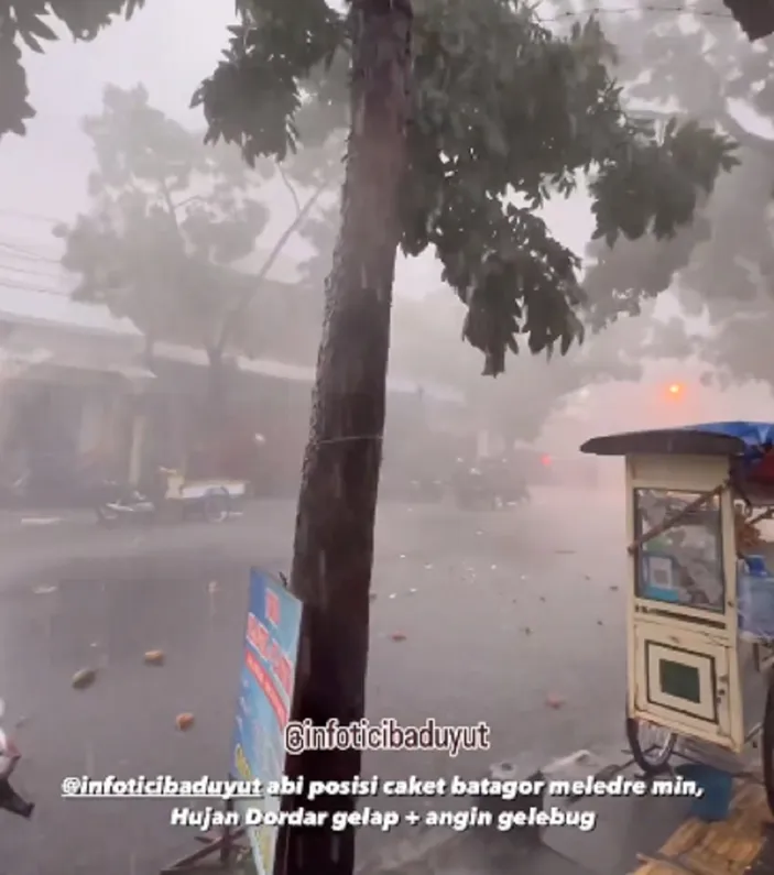 Ngeri Detik Detik Hujan Disertai Angin Terjang Cibaduyut Bandung Sore