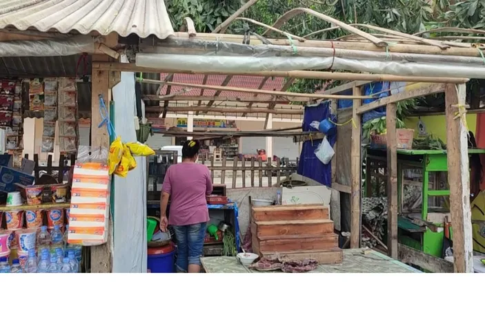 Atap Warung Di Wisata Cipanas Galunggung Porak Poranda Angin Besar