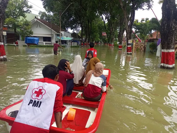 PMI Grobogan Bersama BPBD Evakuasi Warga Terdampak Banjir Ke Lokasi