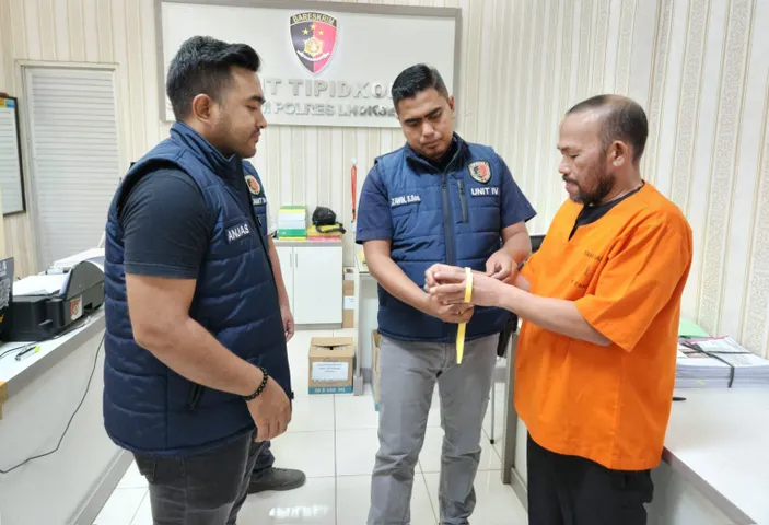 Penyidik Serahkan Tersangka Dan Barang Bukti Kasus Korupsi APBG Gampong