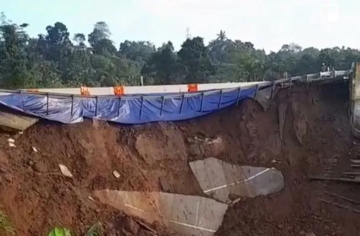 Longsor Terjadi Di Tol Bocimi Berikut Kronologi Dan Penjelasan Teknis