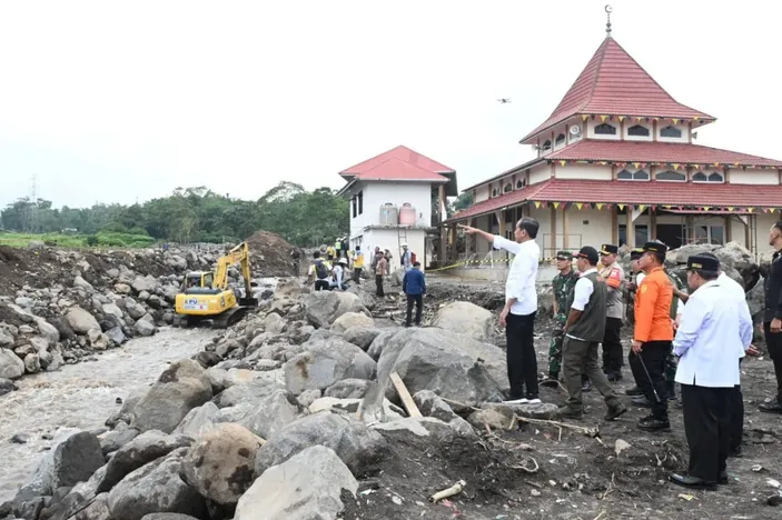 Tewas Dalam Banjir Bandang Dan Longsor Sumbar Mei Orang Tanah