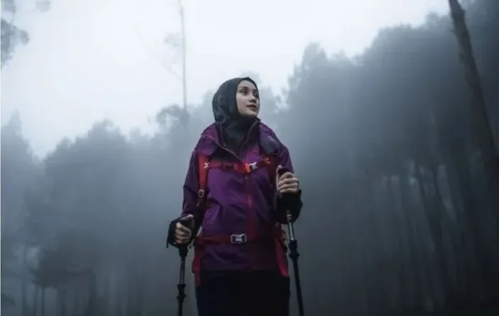 Perlengkapan Naik Gunung Rekomendasi 3 Jaket Softshell Wanita Eiger