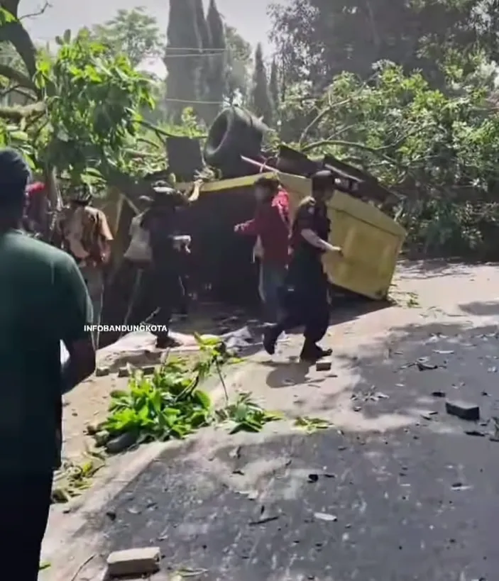 Truk Muatan Konblock Diduga Rem Blong Hantam Mobil Motor Di Cimahi