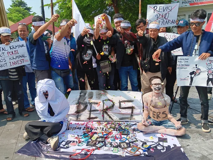 Jurnalis Dan Pers Mahasiswa Tasikmalaya Demo Tolak Uu No Tahun