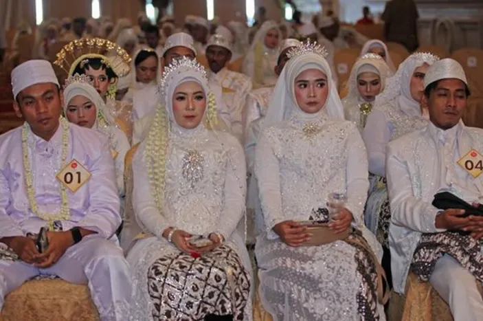 Resepsi Akbar Isbat Nikah Massal Pasangan Meriahkan Kirab Di