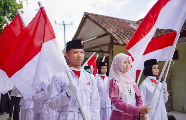 Cinta Clara Pimpin Kirab Bendera Merah Putih Sepanjang Meter Di