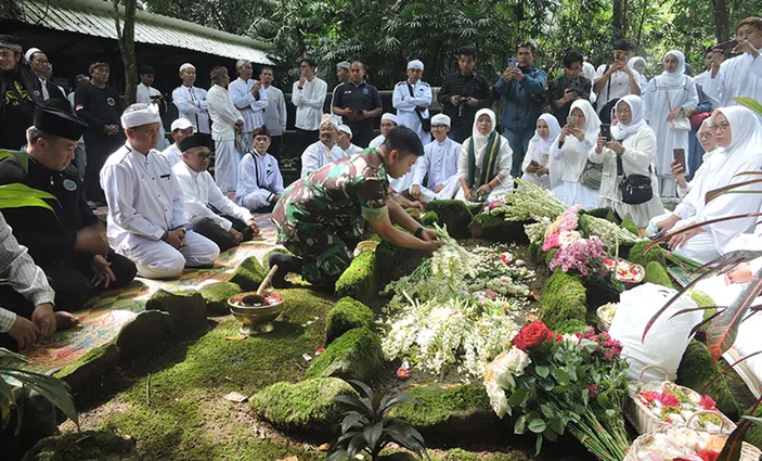 Doa Ziarah Kubur Atau Nyekar Tradisi Umat Islam Indonesia Jelang Bulan