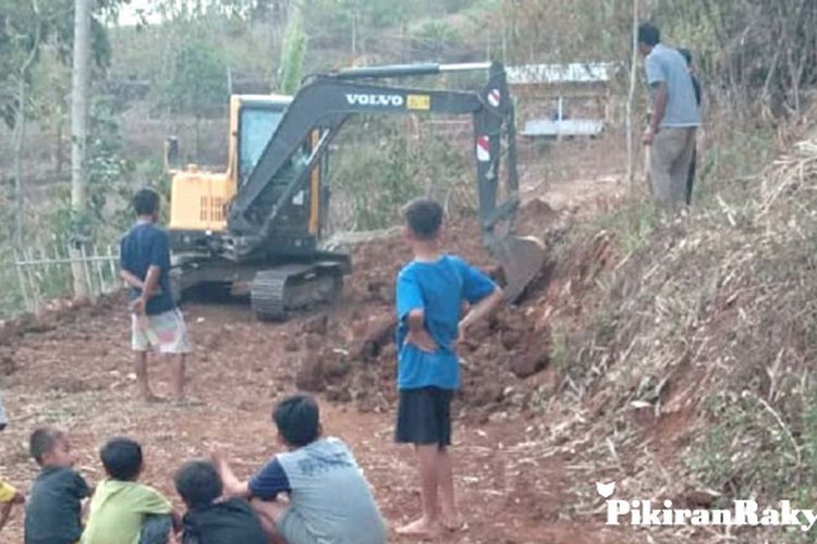 Warga Desa Mekar Laksana Hibahkan Lahan Untuk Pembuatan Jalan